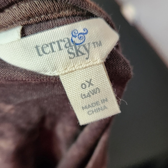 Terra&Sky Size 0X(14W) Brown Shirt Has Flutter Sleeves Henley Tee - Picture 7 of 9